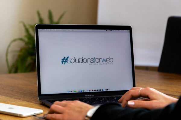 Startseite-Header: Laptop-Ansicht Logo Solutions for web